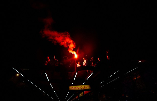 CĐV Argentina ném đá vào cảnh sát sau thất bại ở chung kết World Cup 2026- Ảnh 3.