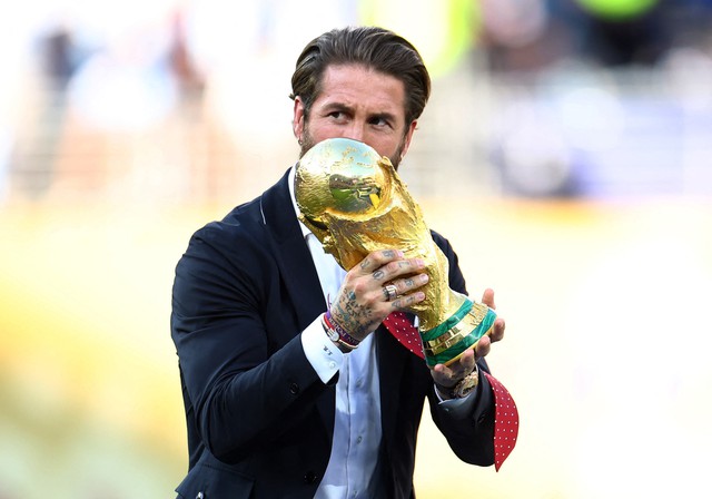 Mạng xã hội 'phát sốt' vì vẻ điển trai, lịch lãm của Sergio Ramos ở lễ trao giải World Cup- Ảnh 4.