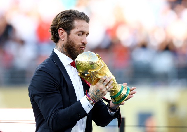 Mạng xã hội 'phát sốt' vì vẻ điển trai, lịch lãm của Sergio Ramos ở lễ trao giải World Cup- Ảnh 3.