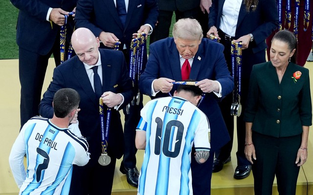 Tổng thống Trump được bảo vệ an ninh thế nào ở chung kết World Cup: Xem qua kính chống đạn- Ảnh 4.