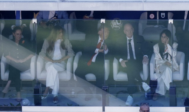 Tổng thống Trump được bảo vệ an ninh thế nào ở chung kết World Cup: Xem qua kính chống đạn- Ảnh 2.