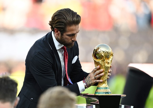 Mạng xã hội 'phát sốt' vì vẻ điển trai, lịch lãm của Sergio Ramos ở lễ trao giải World Cup- Ảnh 6.