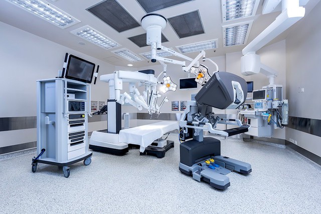 Dùng robot cắt bỏ thành công khối u tâm vị nằm ở vị trí 'hiểm' - Ảnh 1.