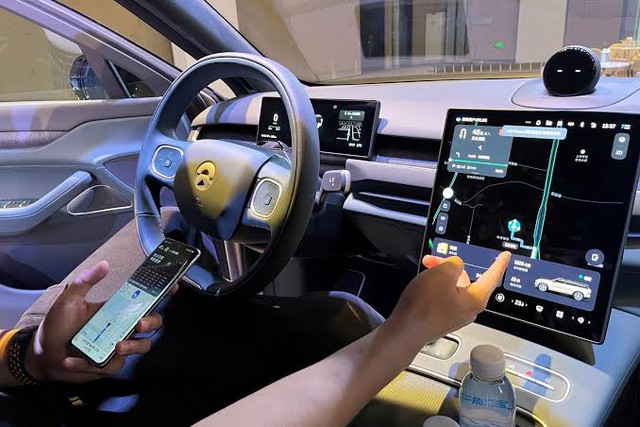 Lý do Android Auto không dây vẫn yêu cầu bật Wi-Fi trên điện thoại - Ảnh 1.