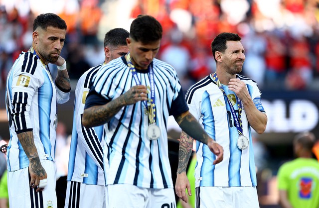 Video Messi trấn an đồng đội Argentina trước chung kết được tiết lộ, CĐV đặt nhiều dấu hỏi- Ảnh 3.
