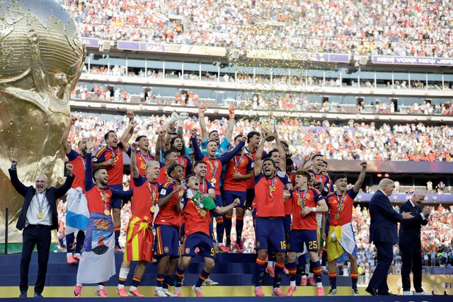 Thực hư chuyện cầu thủ Tây Ban Nha đựng cúp vàng World Cup trong túi ni lông- Ảnh 2.