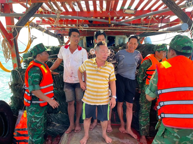 Tàu chở vật tư ra xây dựng Hòn Khoai chìm trên biển, 4 thuyền viên được cứu - Ảnh 1.