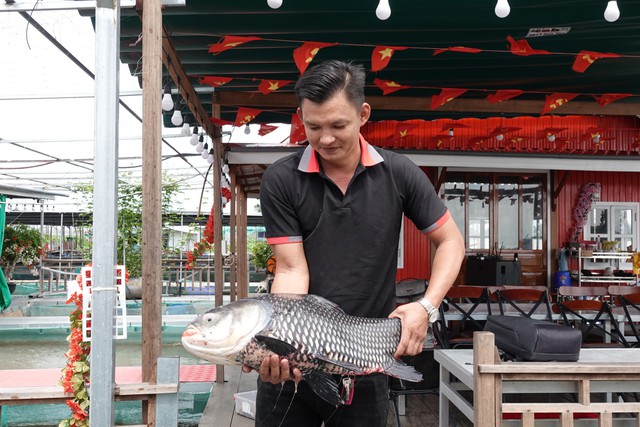 B&egrave; nu&ocirc;i c&aacute; th&agrave;nh điểm du lịch 'triệu view', ch&agrave;ng trai miền T&acirc;y thu nhập tiền tỉ - Ảnh 7.