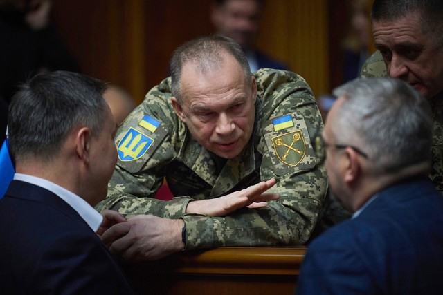 Tổng thống Ukraine cách chức Tổng tư lệnh quân đội, mời cựu Bộ trưởng Quốc phòng quay lại- Ảnh 1.