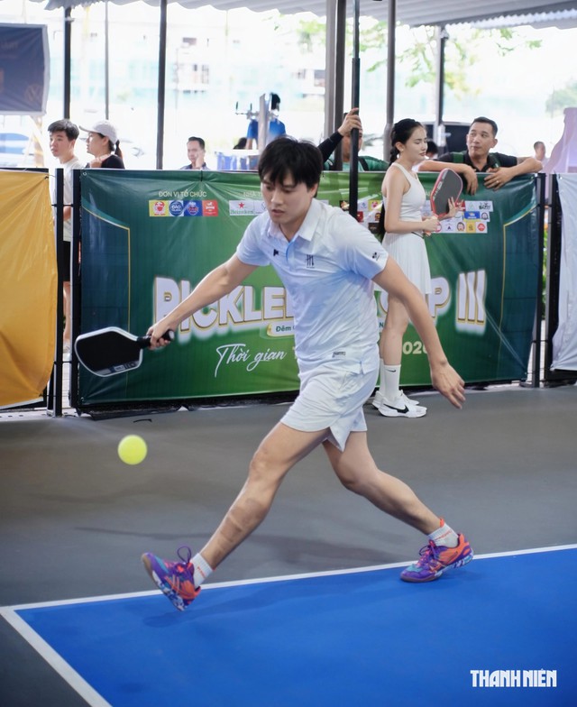Qu&aacute;ch Ngọc Tuy&ecirc;n v&ocirc; địch giải pickleball phong tr&agrave;o ở Cần Thơ - Ảnh 2.