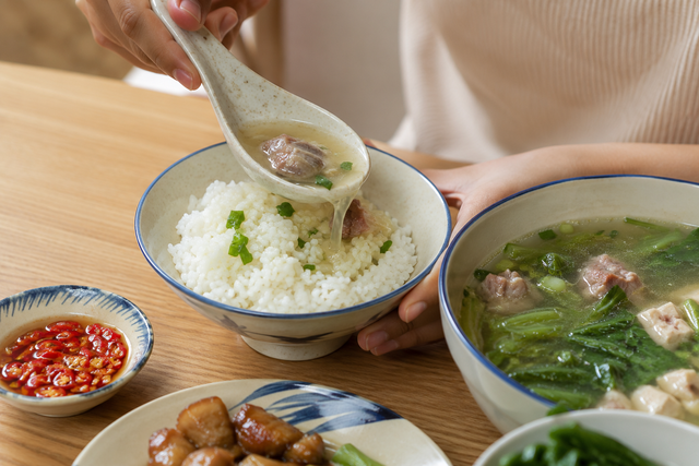 Ăn cơm chan nước canh: Mềm dễ tiêu hay hại sức khỏe? - Ảnh 1.