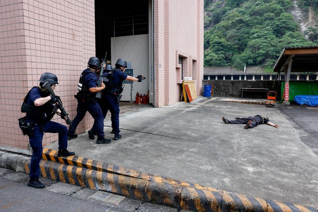Taiwan to slow mobile internet in civil defence drills as China threat grows - Ảnh 1.