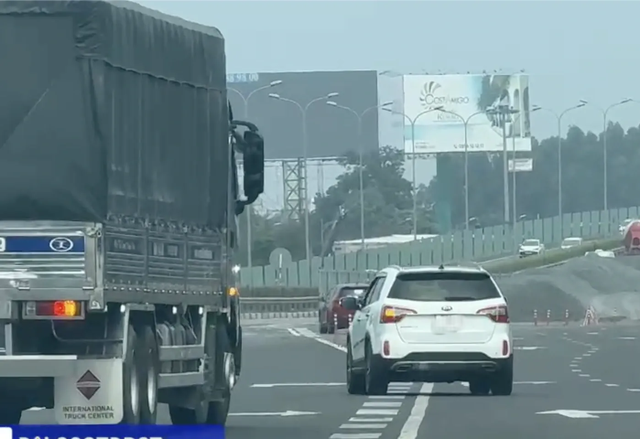 Nhập cao tốc: Vì sao có lúc 1 xe bị CSGT phạt, có khi cả đoàn cùng 'dính'?- Ảnh 1.