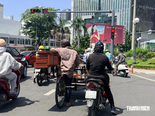 Người dân gửi clip đến Cục trưởng CSGT, tài xế xe ba gác ở TP.HCM bị phạt - Ảnh 2.