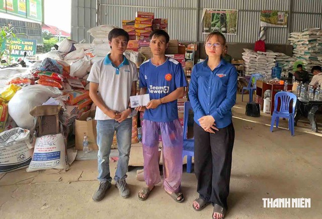 B&aacute;o Thanh Ni&ecirc;n trao hỗ trợ gia đ&igrave;nh nạn nh&acirc;n lũ qu&eacute;t tại Lai Ch&acirc;u- Ảnh 1.
