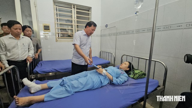 Lãnh đạo Đồng Nai thăm hỏi nạn nhân vụ cháy xe khách 7 người tử vong - Ảnh 1.