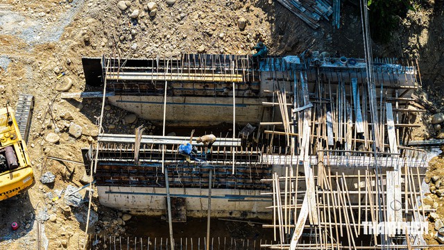 Sau thời gian vướng mặt bằng, cầu Sơn Mùa thi công trở lại đạt 70% khối lượng - Ảnh 2.