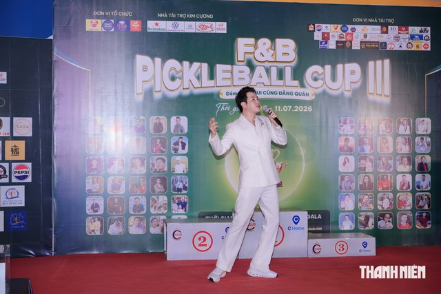 Qu&aacute;ch Ngọc Tuy&ecirc;n v&ocirc; địch giải pickleball phong tr&agrave;o ở Cần Thơ - Ảnh 1.