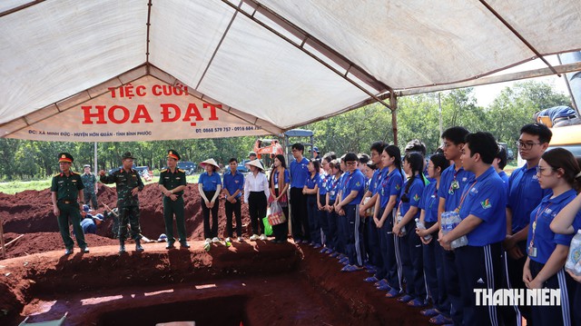 'Bố tôi nằm nghĩa trang, còn các chú ở đây...' - Ảnh 1.