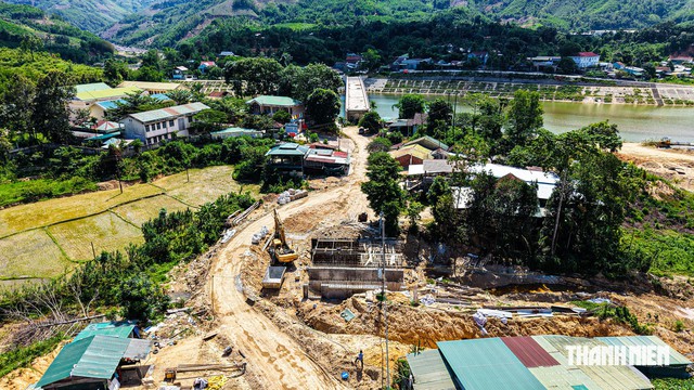 Sau thời gian vướng mặt bằng, cầu Sơn Mùa thi công trở lại đạt 70% khối lượng - Ảnh 3.