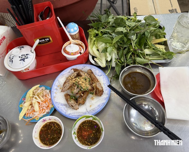 Cuối hè, du khách Việt chuộng du lịch biển và săn món ngon địa phương - Ảnh 1.