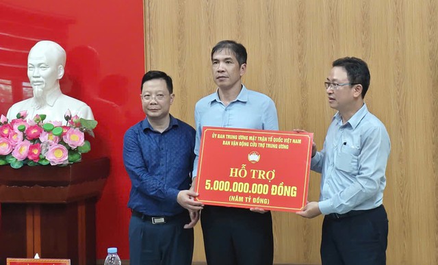 Mặt trận Tổ quốc Việt Nam trao 5 tỉ đồng hỗ trợ tỉnh Lai Châu - Ảnh 1.