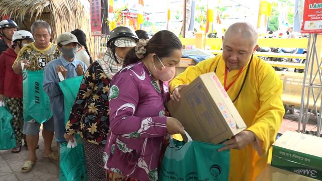 Xuất gia nhưng không lìa xa trần thế - Ảnh 2.
