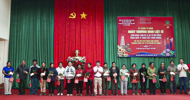 Hộ chính sách, người có công được tặng cây giống sâm Ngọc Linh trị giá 5,7 tỉ đồng- Ảnh 1.
