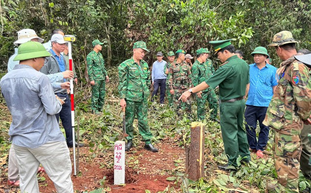 Việt Nam - Campuchia: Xác định vị trí mốc phụ, cọc dấu trên thực địa biên giới- Ảnh 3.