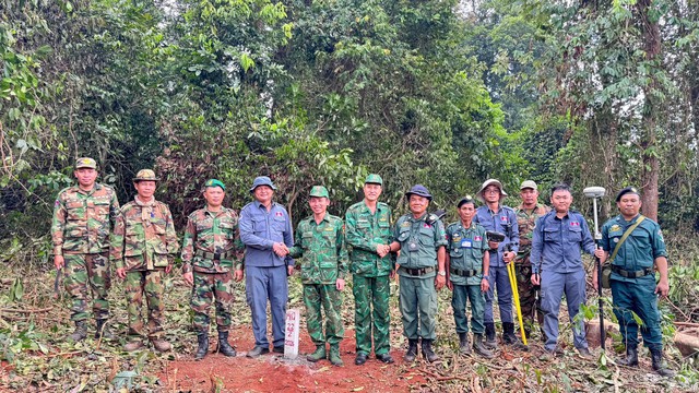 Việt Nam - Campuchia: Xác định vị trí mốc phụ, cọc dấu trên thực địa biên giới- Ảnh 5.