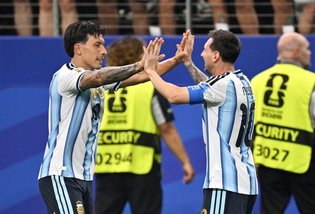 FIFA c&ocirc;ng bố đội h&igrave;nh ti&ecirc;u biểu World Cup 2026: Messi v&agrave; Mbappe g&oacute;p mặt, Vozinha g&acirc;y tranh c&atilde;i- Ảnh 1.