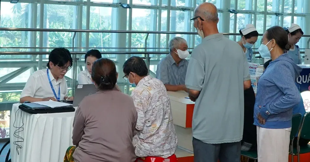 Nhiều người dân TP.HCM được khám sức khỏe miễn phí tại bệnh viện quốc tế - Ảnh 2.