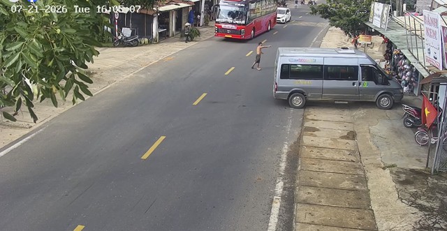 Điều khiển xe khách chạy loạng choạng trên QL24, tài xế say xỉn bị CSGT xử lý- Ảnh 1.