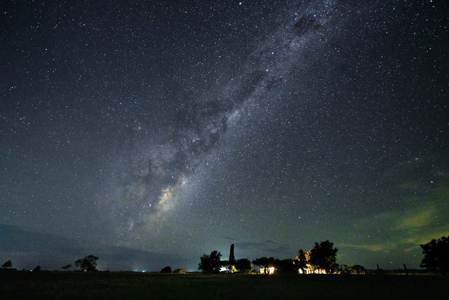 Our Milky Way galaxy has flipped on its side, astronomers say - Ảnh 1.
