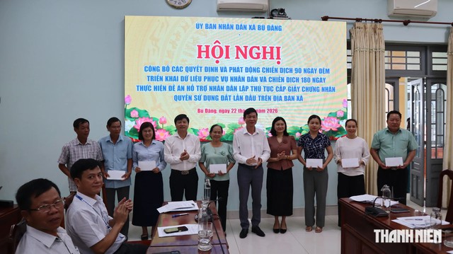  Xuống tận nhà hỗtrợlàm giấy chứng nhận quyền sử dụng đất lần đầu cho ngườidân - Ảnh 1.