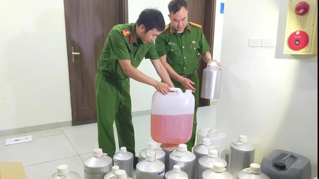 Pha trộn cồn, nước cất với hương liệu thành các loại nước hoa nổi tiếng thế giới - Ảnh 1.