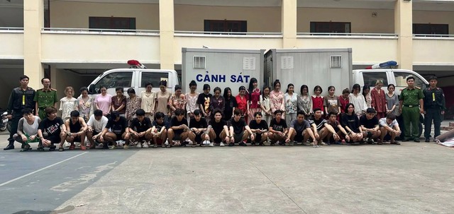 Triệt phá đường dây ma túy 'núp bóng' pod chill xuyên biên giới, bắt 49 nghi phạm - Ảnh 1.