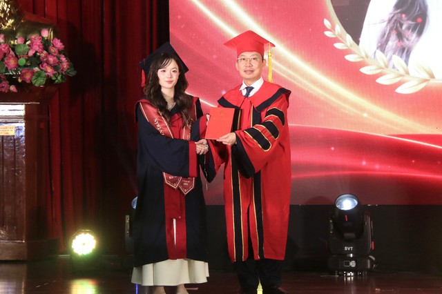 Nữ thủ khoa xinh đẹp và cách học trước lượng kiến thức 'khổng lồ'- Ảnh 1.