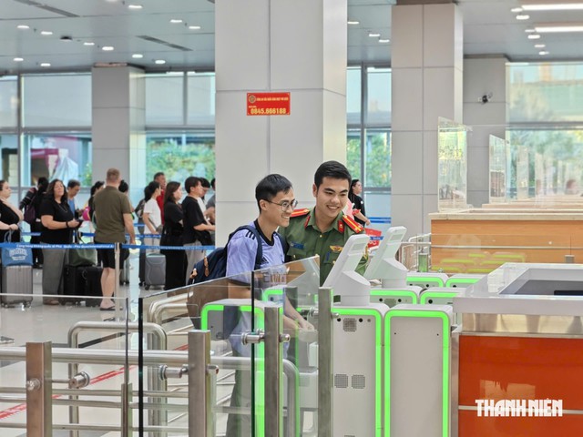 Sử dụng giấy tờ giả đi máy bay bị tội gì? - Ảnh 3.