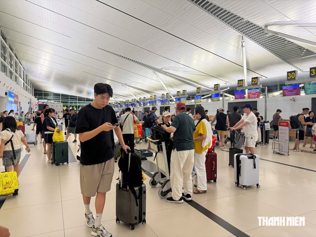 Sử dụng giấy tờ giả đi máy bay bị tội gì? - Ảnh 4.