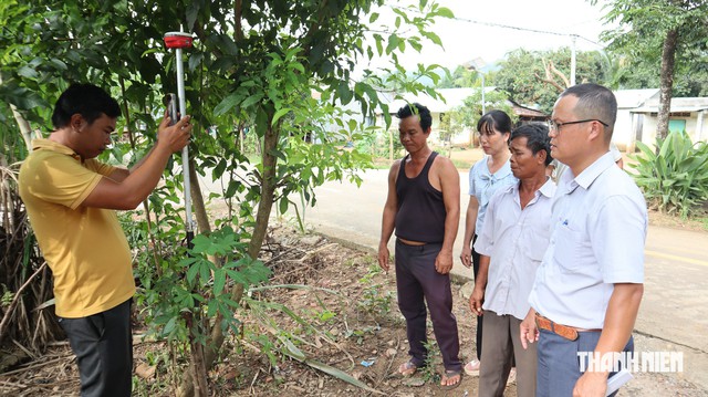  Xuống tận nhà hỗtrợlàm giấy chứng nhận quyền sử dụng đất lần đầu cho ngườidân - Ảnh 4.