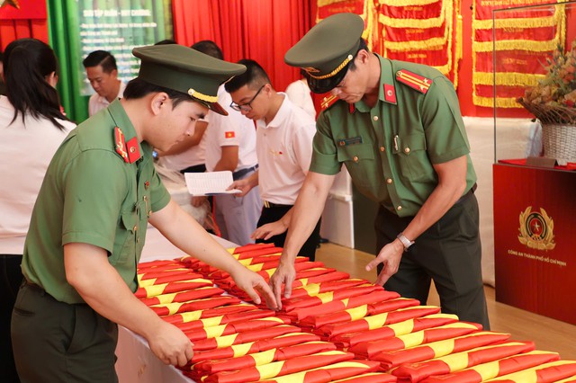 Công an TP.HCM tiếp nhận hơn 150 di ảnh liệt sĩ phục dựng để trao tặng thân nhân- Ảnh 1.