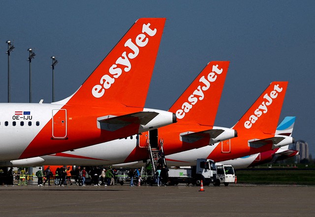 Ẩu đả tr&ecirc;n kh&ocirc;ng, m&aacute;y bay easyJet phải quay đầu - Ảnh 1.