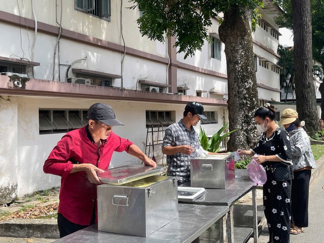 Ấm l&ograve;ng những suất cơm y&ecirc;u thương - Ảnh 2.