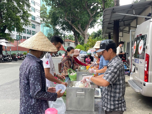 Ấm l&ograve;ng những suất cơm y&ecirc;u thương - Ảnh 1.