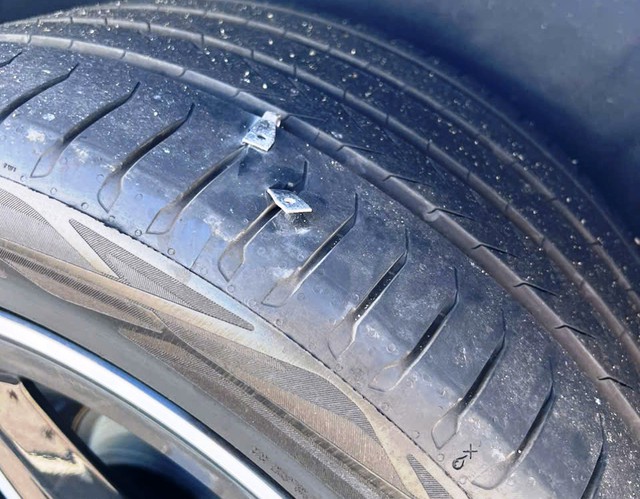 Nhiều xe thủng lốp v&igrave; c&aacute;n phải mảnh kim loại tr&ecirc;n cao tốc Đ&agrave; Nẵng- Quảng Ng&atilde;i - Ảnh 2.