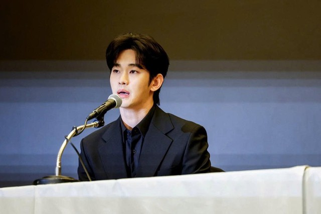 Bất chấp scandal ầm ĩ, Kim Soo Hyun vẫn bán sạch hàng ngày tái xuất - Ảnh 1.