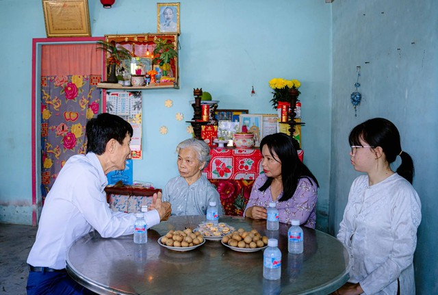 Quỹ Khởi sự từ tâm trao sổ tiết kiệm 100 triệu đồng tri ân vợ liệt sĩ - Ảnh 2.