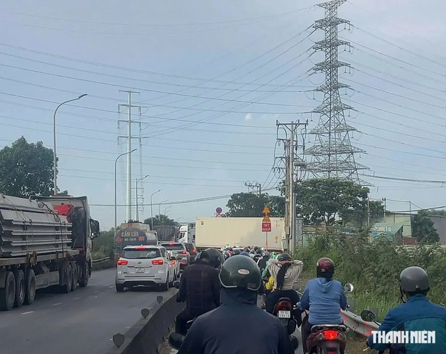 TP.HCM chốt thời hạn xử lý các bãi xe container trên đường Võ Chí Công - Ảnh 1.