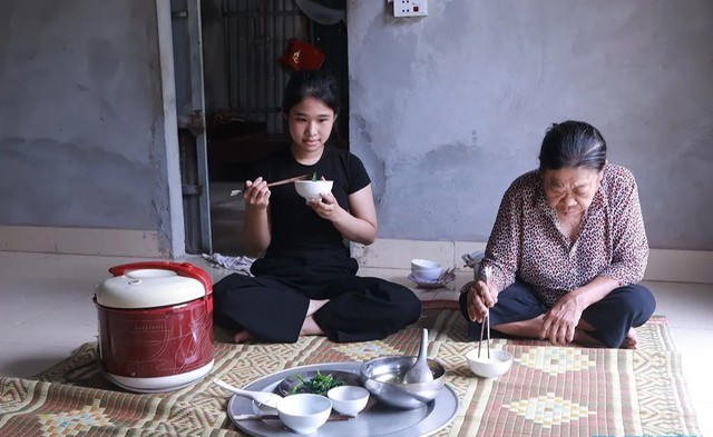 Cô bé mồ côi cha, lớn lên trong chùa mong có tiền vào đại học - Ảnh 1.